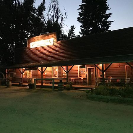 Отель Wells Gray Guest Ranch Клируотер Экстерьер фото