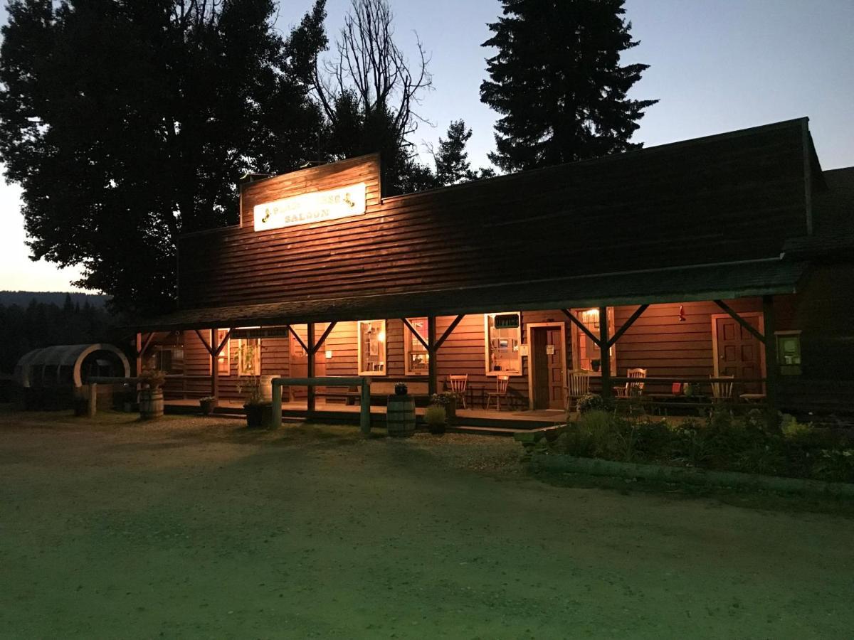 Отель Wells Gray Guest Ranch Клируотер Экстерьер фото