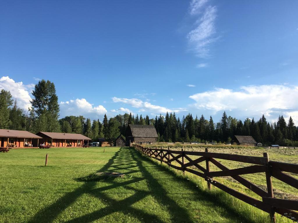 Отель Wells Gray Guest Ranch Клируотер Экстерьер фото