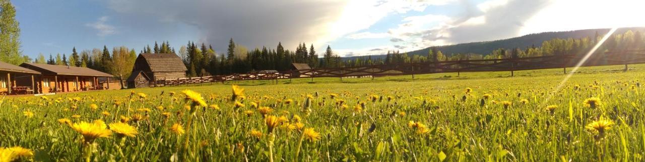 Отель Wells Gray Guest Ranch Клируотер Экстерьер фото