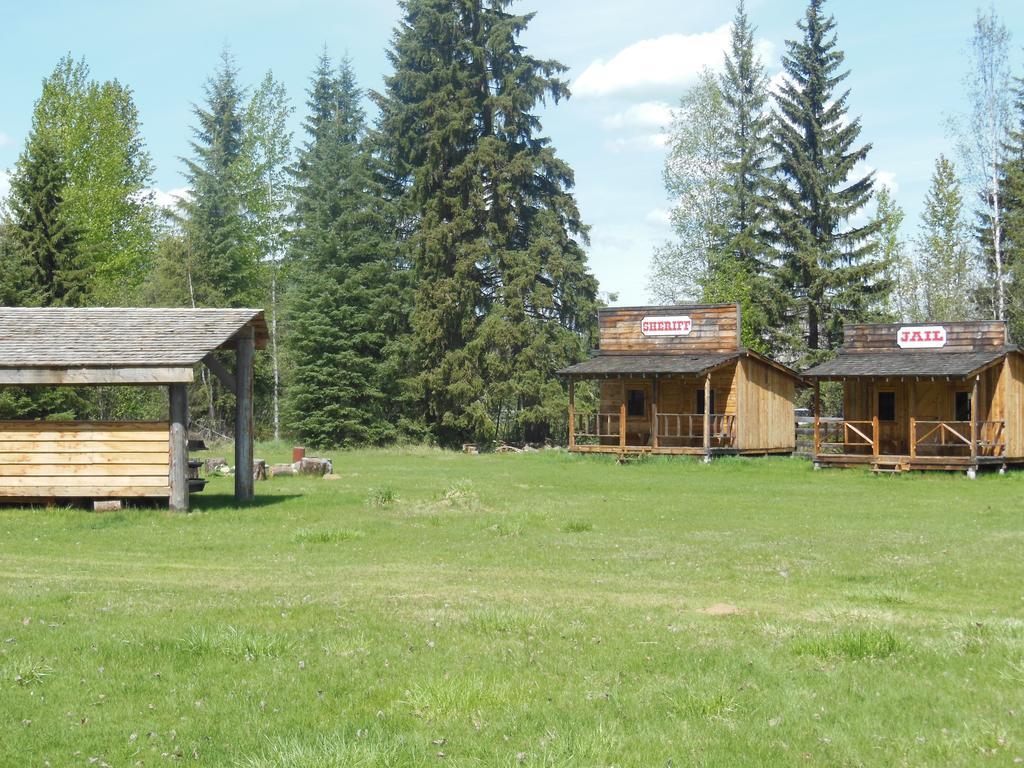 Отель Wells Gray Guest Ranch Клируотер Экстерьер фото