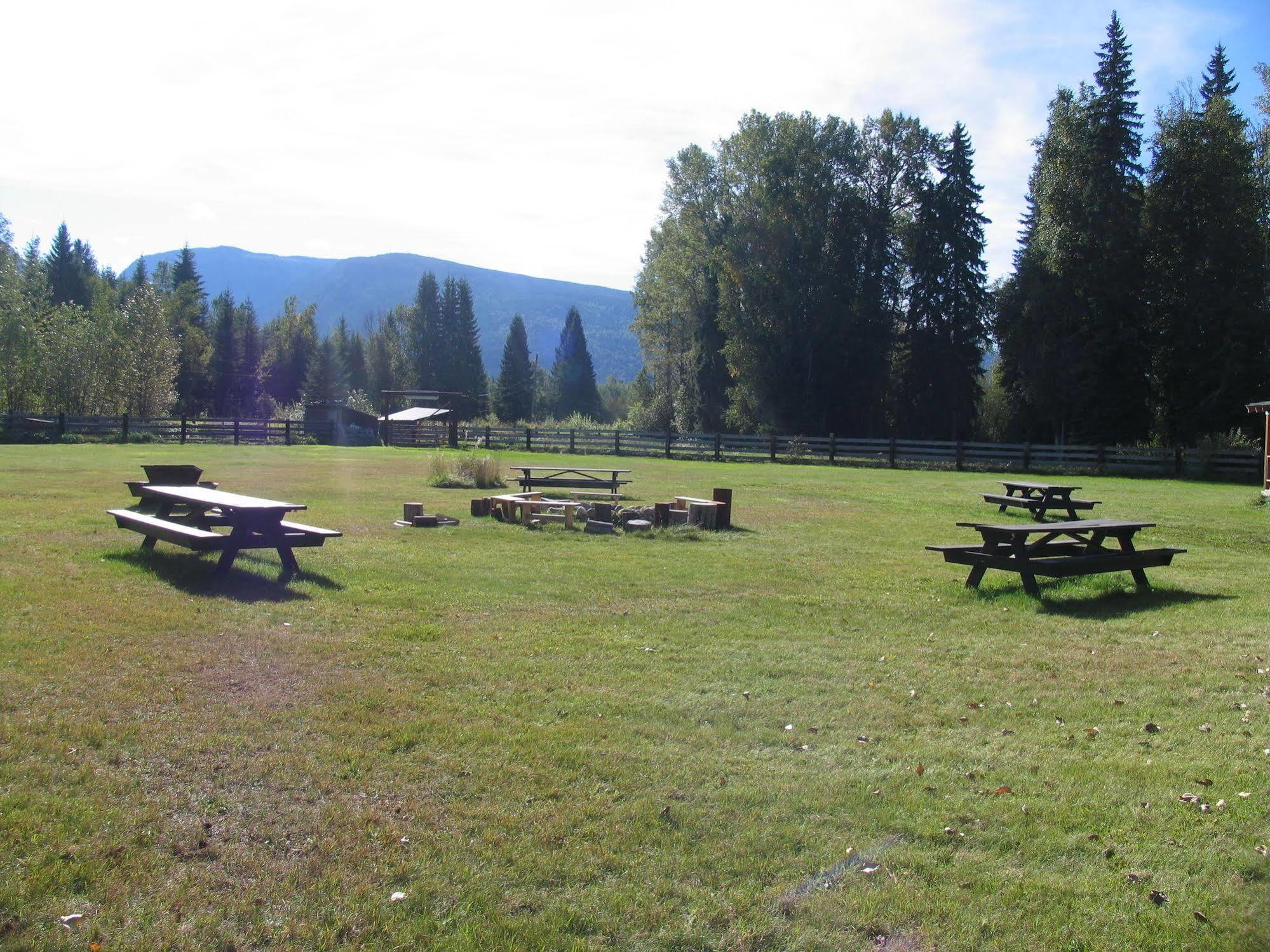Отель Wells Gray Guest Ranch Клируотер Экстерьер фото