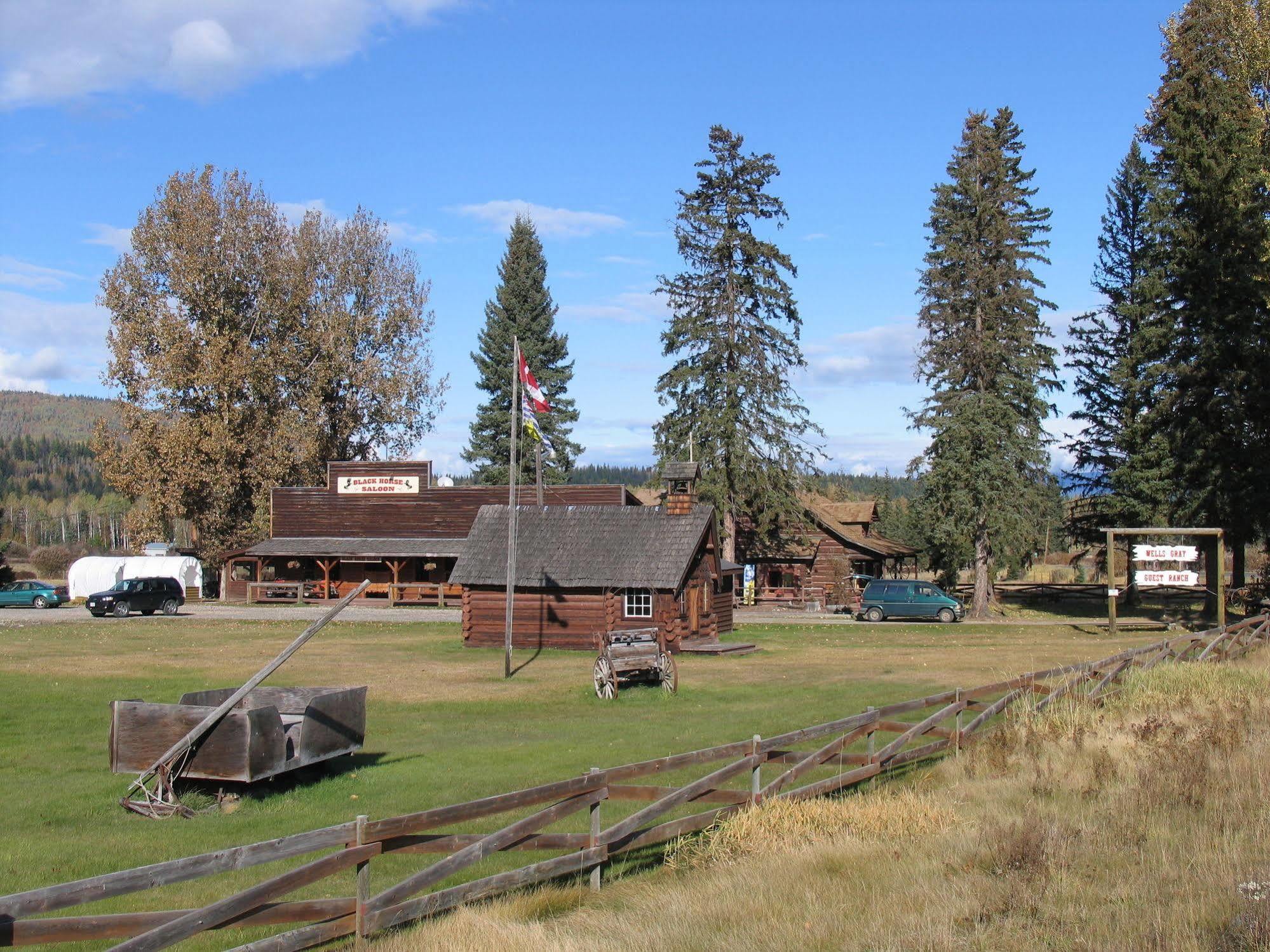Отель Wells Gray Guest Ranch Клируотер Экстерьер фото